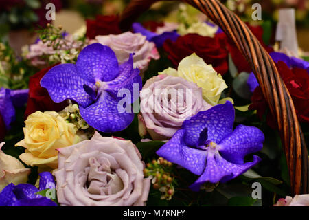 Bouquet di fiori in cesto in vimini Foto Stock
