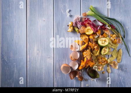 Avanzi di cibo organico e scarti di cucina, rifiuti da grassi vegetali pronti per il riciclaggio e compostaggio. La raccolta di alimenti gli avanzi per il compostaggio. Ambientalmente Foto Stock