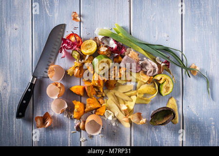 Avanzi di cibo organico e scarti di cucina, rifiuti da grassi vegetali pronti per il riciclaggio e compostaggio. La raccolta di alimenti gli avanzi per il compostaggio. Ambientalmente Foto Stock