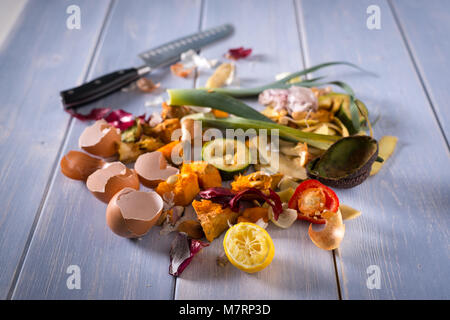 Avanzi di cibo organico e scarti di cucina, rifiuti da grassi vegetali pronti per il riciclaggio e compostaggio. La raccolta di alimenti gli avanzi per il compostaggio. Ambientalmente Foto Stock