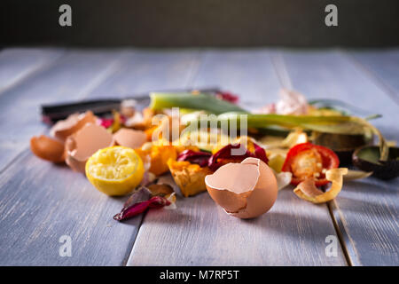 Avanzi di cibo organico e scarti di cucina, rifiuti da grassi vegetali pronti per il riciclaggio e compostaggio. La raccolta di alimenti gli avanzi per il compostaggio. Ambientalmente Foto Stock