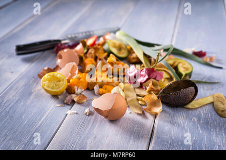 Avanzi di cibo organico e scarti di cucina, rifiuti da grassi vegetali pronti per il riciclaggio e compostaggio. La raccolta di alimenti gli avanzi per il compostaggio. Ambientalmente Foto Stock