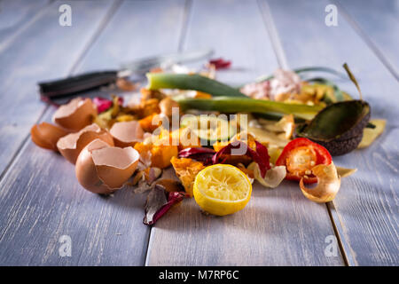 Avanzi di cibo organico e scarti di cucina, rifiuti da grassi vegetali pronti per il riciclaggio e compostaggio. La raccolta di alimenti gli avanzi per il compostaggio. Ambientalmente Foto Stock