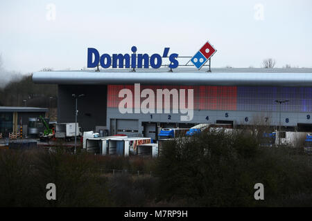 Il Domino's pizza fast food magazzino a catena in Milton Keynes, Regno Unito. Foto Stock