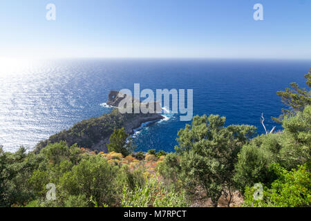 Punto di vista di es Galliner mirador in Son Marroig sul Mediterraneo per la Na penisola Foradada, Deia, Maiorca, isole Baleari, Spagna Foto Stock