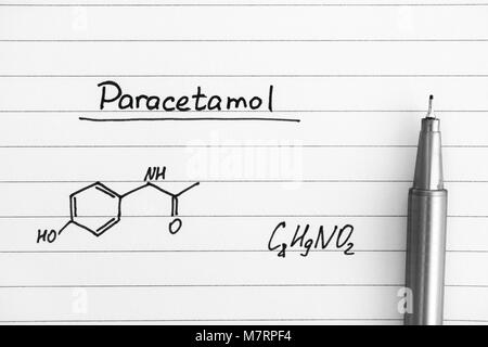 Formula chimica del paracetamolo sulla carta rivestita con la penna nera. Close-up. Foto Stock