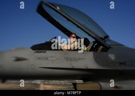 Stati Uniti Air Force Major Raymond Fowler, un pilota con il centesimo Expeditionary Fighter Squadron "Red Tails", si prepara per una sortita a Bagram Airfield, in Afghanistan il 7 agosto 2014. La F-16 "Fighting Falcon" è un compatto, multi-ruolo di aerei da combattimento che è estremamente manovrabile in combattimento air-air e aria-attacchi di superficie. L'unità è distribuito dal 187th Fighter Wing in Montgomery, Ala. Fowler è dispiegato dall'Alabama Guardia Nazionale e un nativo di Atlanta, Ga. (U.S. Air Force photo by Staff Sgt. Evelyn Chavez/RILASCIATO) 455th aria ala Expeditionary Bagram Airfield, Afghanistan Foto Stock
