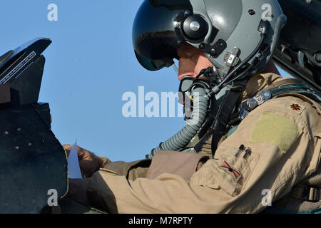 Stati Uniti Air Force Major Raymond Fowler, un pilota con il centesimo Expeditionary Fighter Squadron "Red Tails", si prepara per una sortita a Bagram Airfield, in Afghanistan il 7 agosto 2014. La missione del F-16 "Fighting Falcon" qui è di fornire tactical aria-aria e aria-terra di supporto per l'Operazione Enduring Freedom. L'unità è distribuito dal 187th Fighter Wing in Montgomery, Ala. Fowler è dispiegato dall'Alabama Guardia Nazionale e un nativo di Atlanta, Ga. (U.S. Air Force photo by Staff Sgt. Evelyn Chavez/RILASCIATO) 455th aria ala Expeditionary Bagram Airfield, Afghanistan Foto Stock