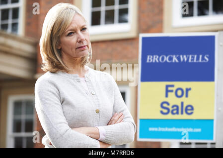 Donna matura costretto a vendere casa attraverso i problemi finanziari Foto Stock