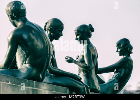 Tre ragazze e un ragazzo di sculture nella banca del fiume Spree di fronte Cattedrale di Berlino da Wilfried Spitzenreiter Foto Stock