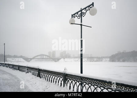 Khimki, Russia - 31 Gennaio 2018: argini del parco della città dopo la nevicata Foto Stock