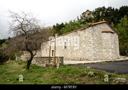 Alle tradizionali piccole chiesa di pietra nelle montagne di Mainalo,Arcadia,Grecia Foto Stock