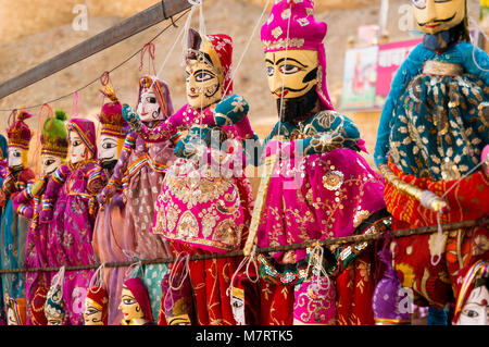 Tradizionali burattini di Rajasthani che mostra un giovane con un uomo barbuto e bella donna nel tradizionale abbigliamento di Rajasthani. Queste sono famose mete souvenir per i viaggiatori nel Rajasthan Foto Stock