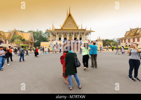 I turisti presso il Palazzo Reale di Phnom Penh, Cambogia, Asia Foto Stock