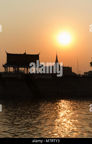 Cambogia - tramonto sul Palazzo Reale e su un fiume Mekong cruise, Phnom Penh Cambogia Asia Foto Stock
