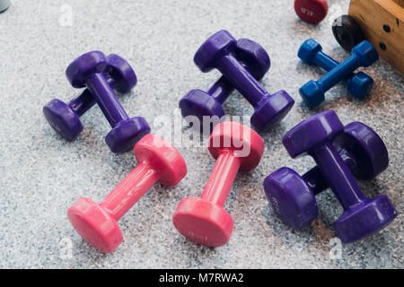 Fitness con sfondo colorato manubri. Uno stile di vita sano concetto con copia spazio. Foto Stock