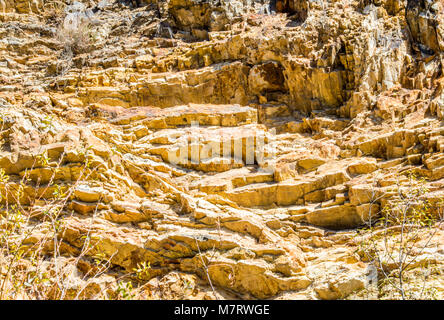 Ripide e frastagliate golden colle roccioso in Santa Monica montagne a Malibu, California, Stati Uniti d'America Foto Stock