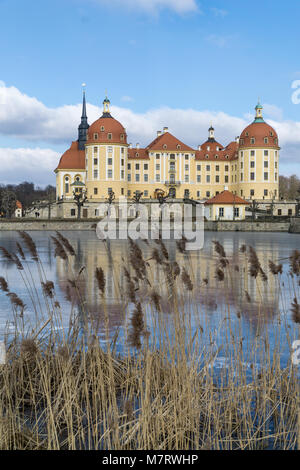 Castello di Moritzburg Dresda con riflessi nel ghiaccio in inverno. Foto Stock