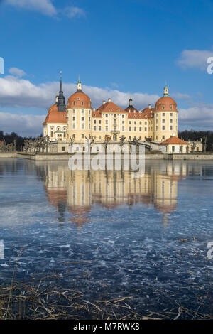 Castello di Moritzburg Dresda con riflessi nel ghiaccio in inverno. Foto Stock