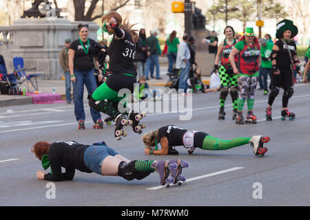 Indianapolis, Indiana, Stati Uniti d'America - 17 marzo 2016, la festa di San Patrizio Parade è un bene culturale e di celebrazione religiosa dall' Irlanda in onore di San Patr Foto Stock