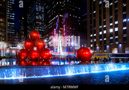 Le belle decorazioni di Natale al Rockefeller Center in dicembre. Foto Stock