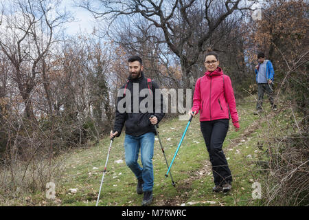 Monte San Giovanni in Sabina, Italia - 10 Marzo 2018: un gruppo di escursionisti esplorare sentieri di montagna, tra boschi di querce e di boschi di querce. La scena è costituita da th Foto Stock