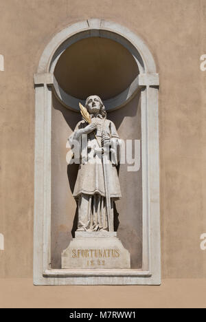 Statua di San Fortunato nella nicchia di San Nicholas' nella Cattedrale di Ljubljana, Slovenia Foto Stock