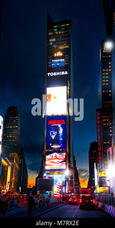 Volte torre in Times Square a New York City. Un fatto interessante è che la sfera di caduta per la Vigilia di Capodanno è lì per tutto l'anno. Foto Stock