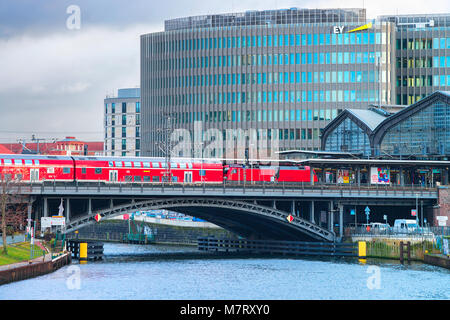 Berlino, Germania - 8 Dicembre 2017: centro Business, trenino rosso e il ponte sul fiume Sprea, Berlin Mitte, Germania Foto Stock