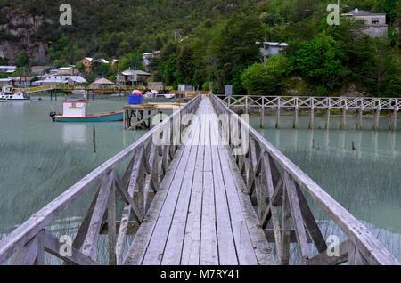 Caleta Tortel, un piccolo borgo costiero situato nel mezzo di Aysen (sud del Cile)'s fiordi Foto Stock