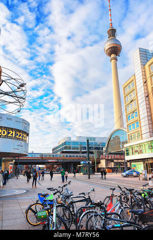 Berlino, Germania - 10 dicembre 2017: biciclette ad Urania Orologio mondiale e la torre della televisione su Alexanderplatz di Berlino, Germania Foto Stock