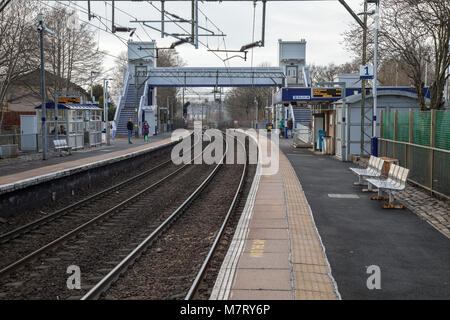 Westerton stazione ferroviaria in Glasgow. Questa è una vista in direzione ovest, la prossima stazione sulla linea è Drumchapel Foto Stock