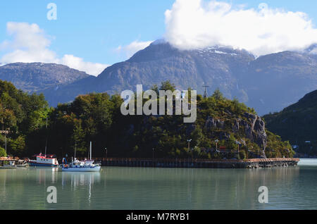 Caleta Tortel, un piccolo borgo costiero situato nel mezzo di Aysen (sud del Cile)'s fiordi Foto Stock