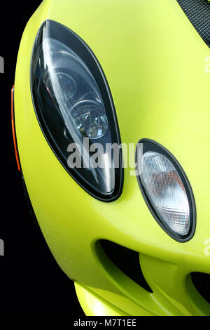 Un giallo auto sportiva fari anteriori Foto Stock