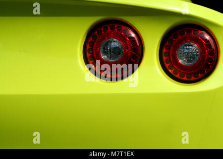 Un giallo auto sportive le luci di coda rosse Foto Stock