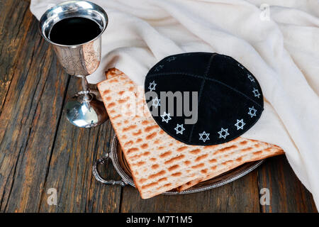 Matzah ebraica sul gusto del vino Silver Cup con matzah, simboli ebraici per la Pasqua Ebraica Pesach holiday. Concetto di pasqua. Foto Stock