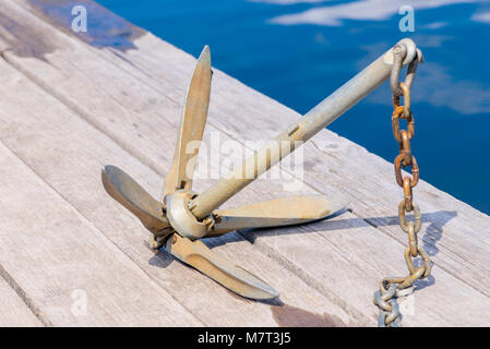 Ancoraggio pesante close-up, giacente su di un molo in legno Foto Stock