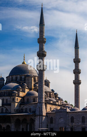 Turchia, Istanbul, Nuova Moschea (Yeni valido? Sultan Camii) al tramonto, xvii secolo Ottoman Imperial moschea. Foto Stock