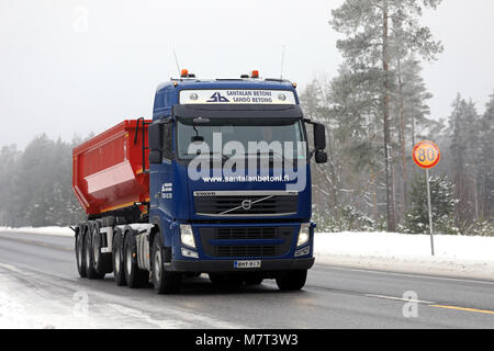 RAASEPORI, Finlandia - 9 febbraio 2018: Blu Volvo FH ribaltabile di Santalan Betoni Oy si muove lungo l'autostrada in inverno nevicata nel sud della Finlandia. Foto Stock