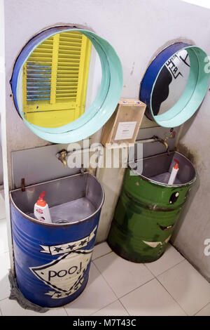 A Saigon, Vietnam, 15 dic 2017, Due lavandino con specchio vuoto in un bagno pubblico. Bagno a Ben Thanh street market alimentare. Foto Stock