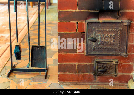 Retrò stufa di mattoni di close-up in legno di una casa rurale di close-up Foto Stock