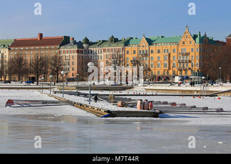 HELSINKI, Finlandia - 7 Marzo 2018: vista Merisatama e mare ghiacciato a Helsinki in Finlandia. Foto Stock