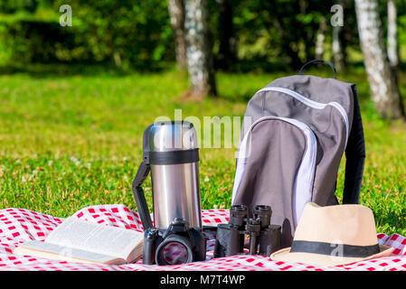 Oggetti di un turista in appoggio in un parco su un picnic Foto Stock