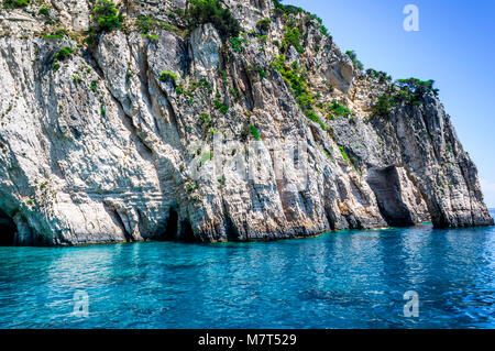 Grotte blu sull'isola di Zante, Grecia. Mare, grotta e le montagne in Grecia Foto Stock