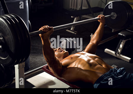 Hombres y mujeres fitness, culturismo deporte y pesas Foto Stock
