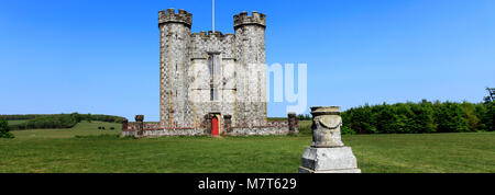 La torre di Hiorne, fu costruita per il Duca di Norfolk, Arundel Park, Arundel town, West Sussex County, England, Regno Unito Foto Stock