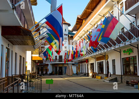 Rosa Khutor, Sochi, Russia - 16 Novembre 2017: Street nel villaggio di Olimpiadi in Rosa Khutor, con tutte le bandiere nazionali ,Rosa Khutor, Krasnaya Polyana, Foto Stock