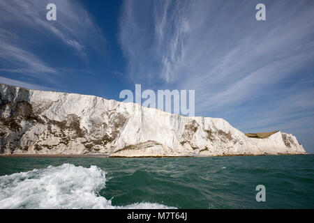 Le Bianche Scogliere di Dover, presi da un rapido movimento di nervatura sul Canale Inglese. Foto Stock