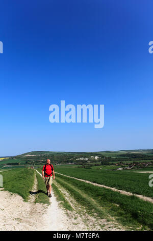 Walker sul South Downs National Park, verso Amberley town, Sussex, England, Regno Unito Foto Stock