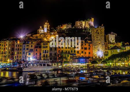 Portovenere da notte/ piccolo porto vicino 5 terre , La Spezia; Italia/ Harbour// Città di notte/ paesaggio/ notte Foto Stock